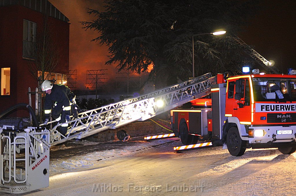 Vollbrand Einfamilienhaus Koeln Fuehlingen Roggendorfer Weg P098.JPG